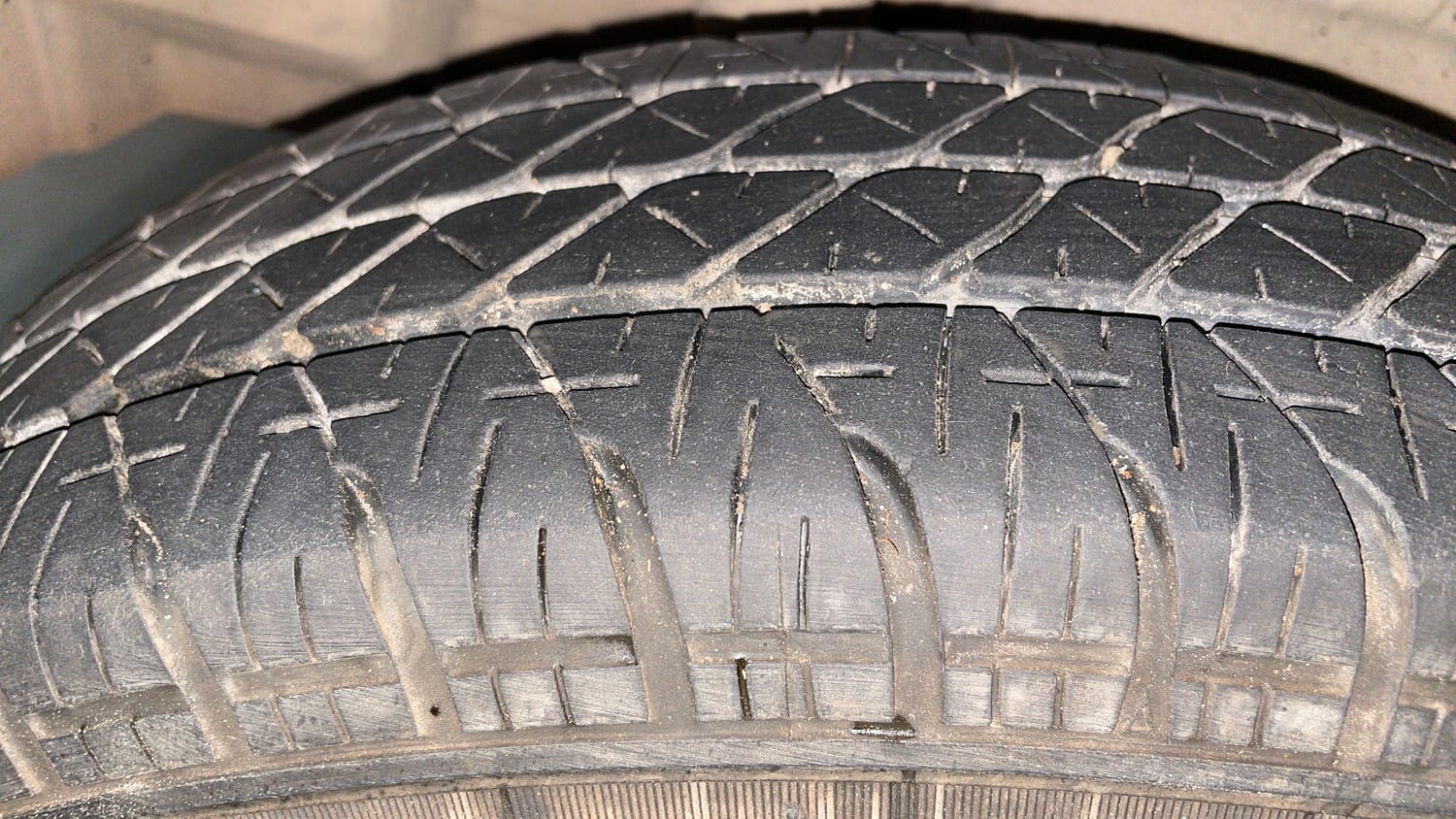 Used 2017 Maruti Suzuki Dzire VXi AMT Petrol Automatic tyres RIGHT REAR TYRE TREAD VIEW