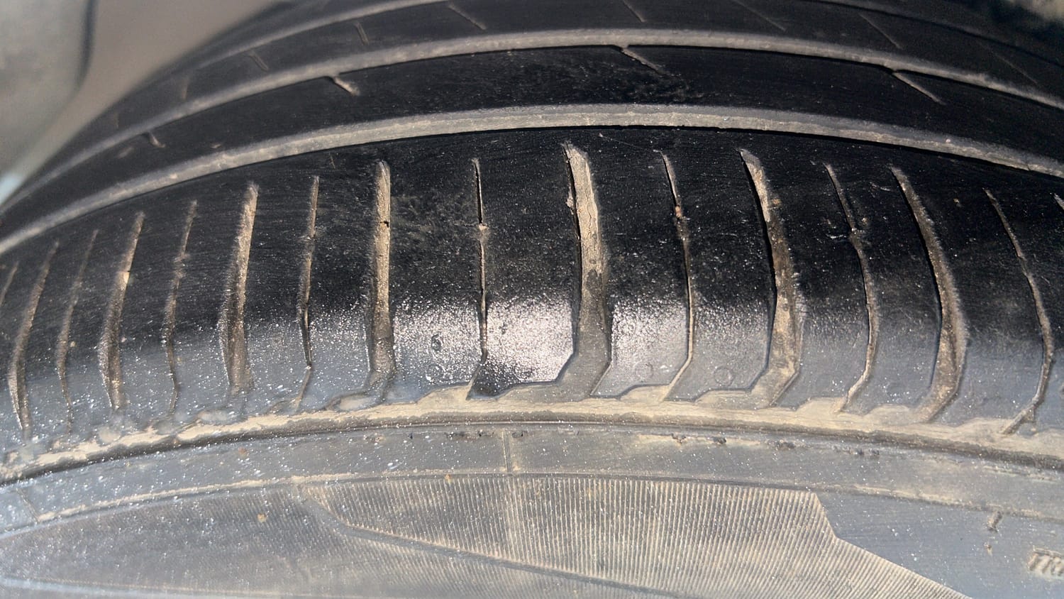 Used 2016 Maruti Suzuki Ciaz VXi+ AT Petrol Automatic tyres RIGHT REAR TYRE TREAD VIEW