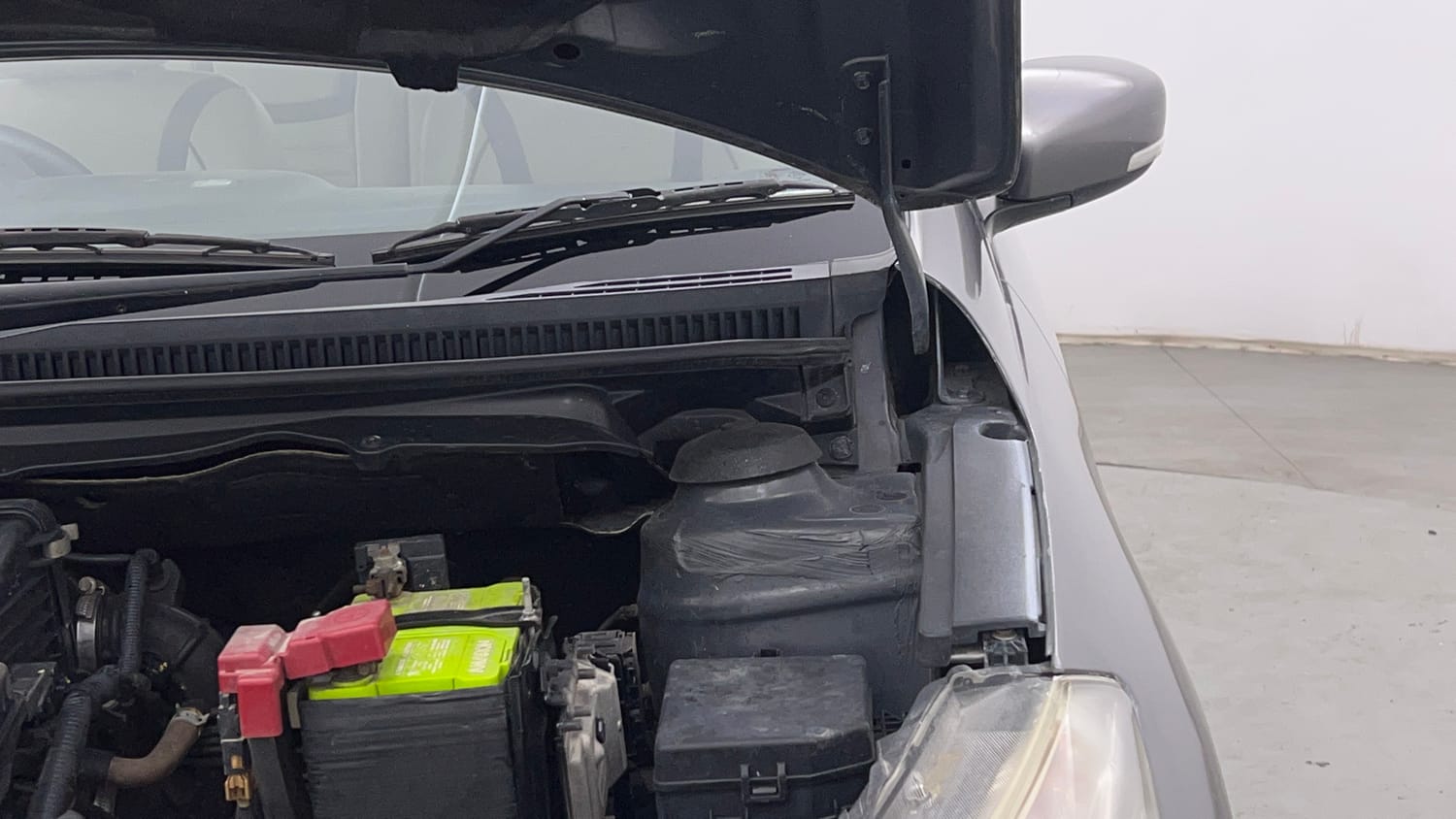 Used 2018 Maruti Suzuki Ciaz Sigma 1.4 MT Petrol Manual engine ENGINE LEFT SIDE HINGE & APRON VIEW