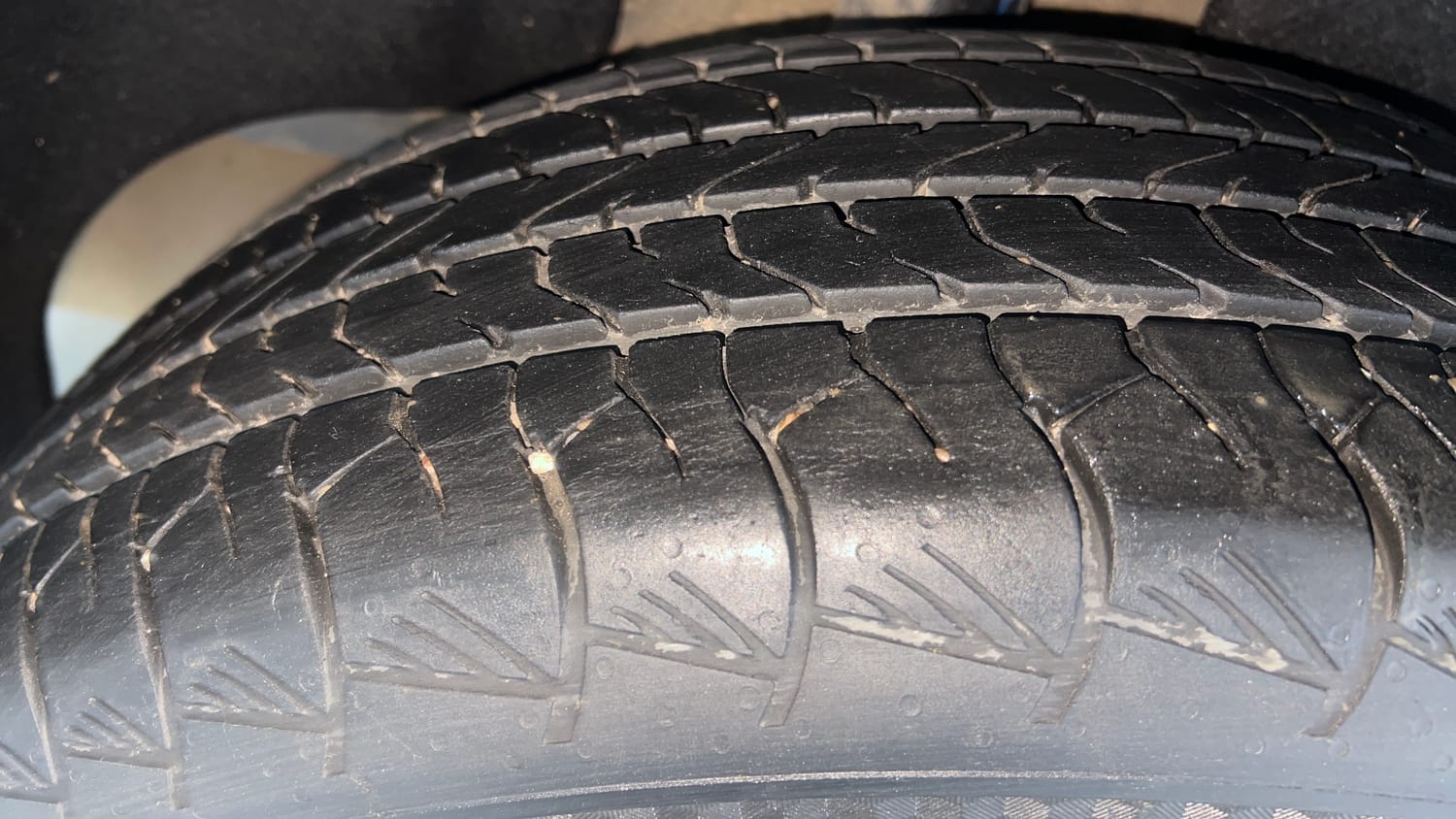 Used 2022 Hyundai Alcazar Signature (O) 6 STR 1.5 Diesel AT Diesel Automatic tyres RIGHT REAR TYRE TREAD VIEW
