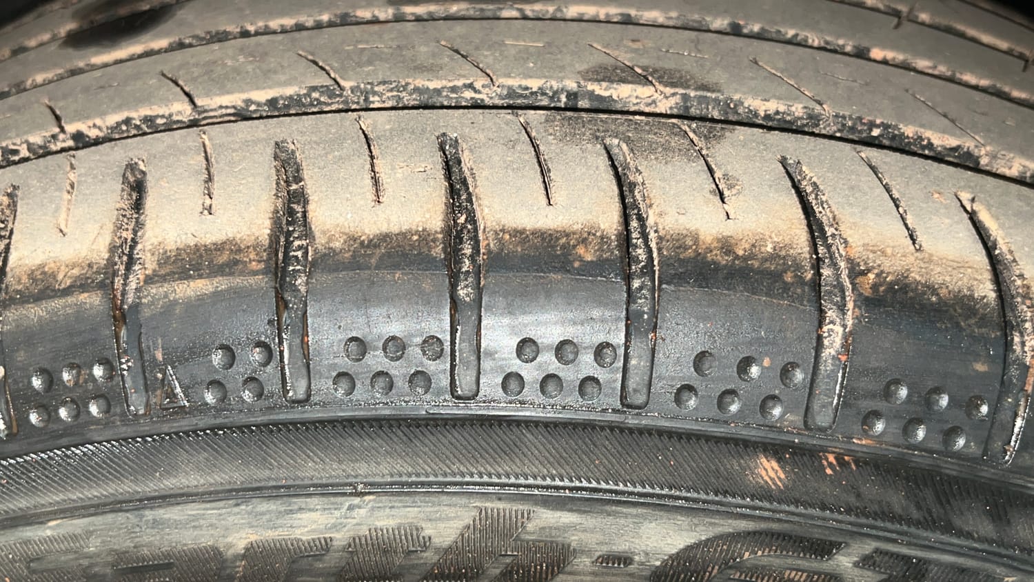 Used 2022 Volkswagen Taigun Topline 1.0 TSI MT Petrol Manual tyres RIGHT FRONT TYRE TREAD VIEW
