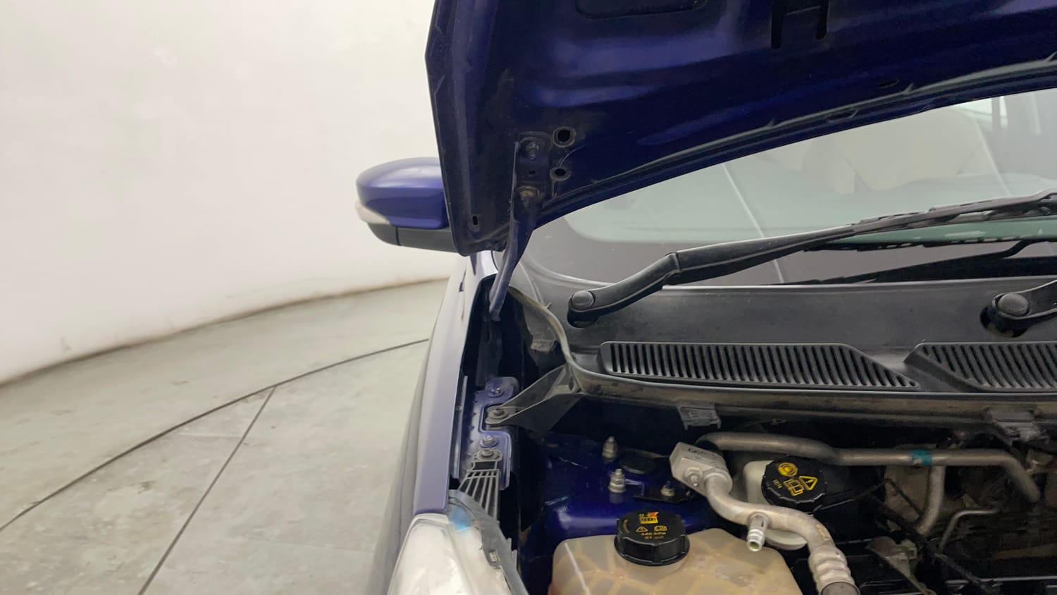 Used 2016 Ford Figo Titanium 1.2 Ti-VCT Petrol Manual engine ENGINE RIGHT SIDE HINGE & APRON VIEW