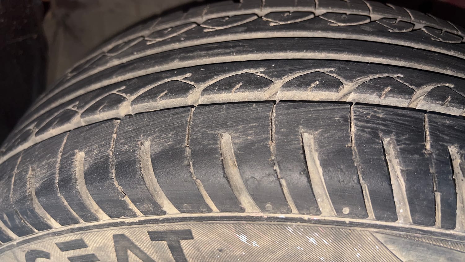 Used 2013 Honda Brio S MT Petrol Manual tyres LEFT FRONT TYRE TREAD VIEW
