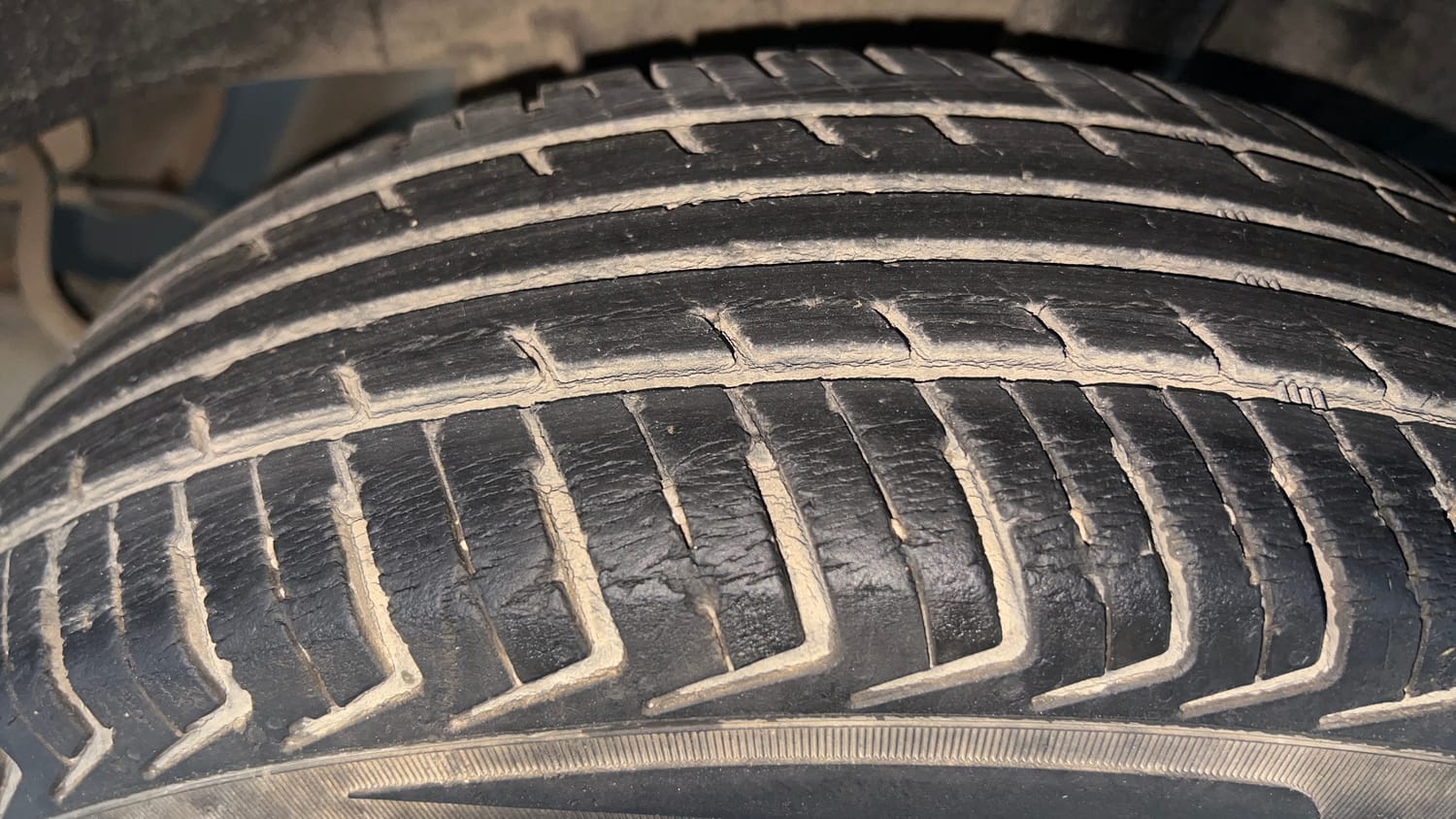Used 2020 Renault Kwid 1.0 RXT AMT Opt Petrol Automatic tyres LEFT REAR TYRE TREAD VIEW