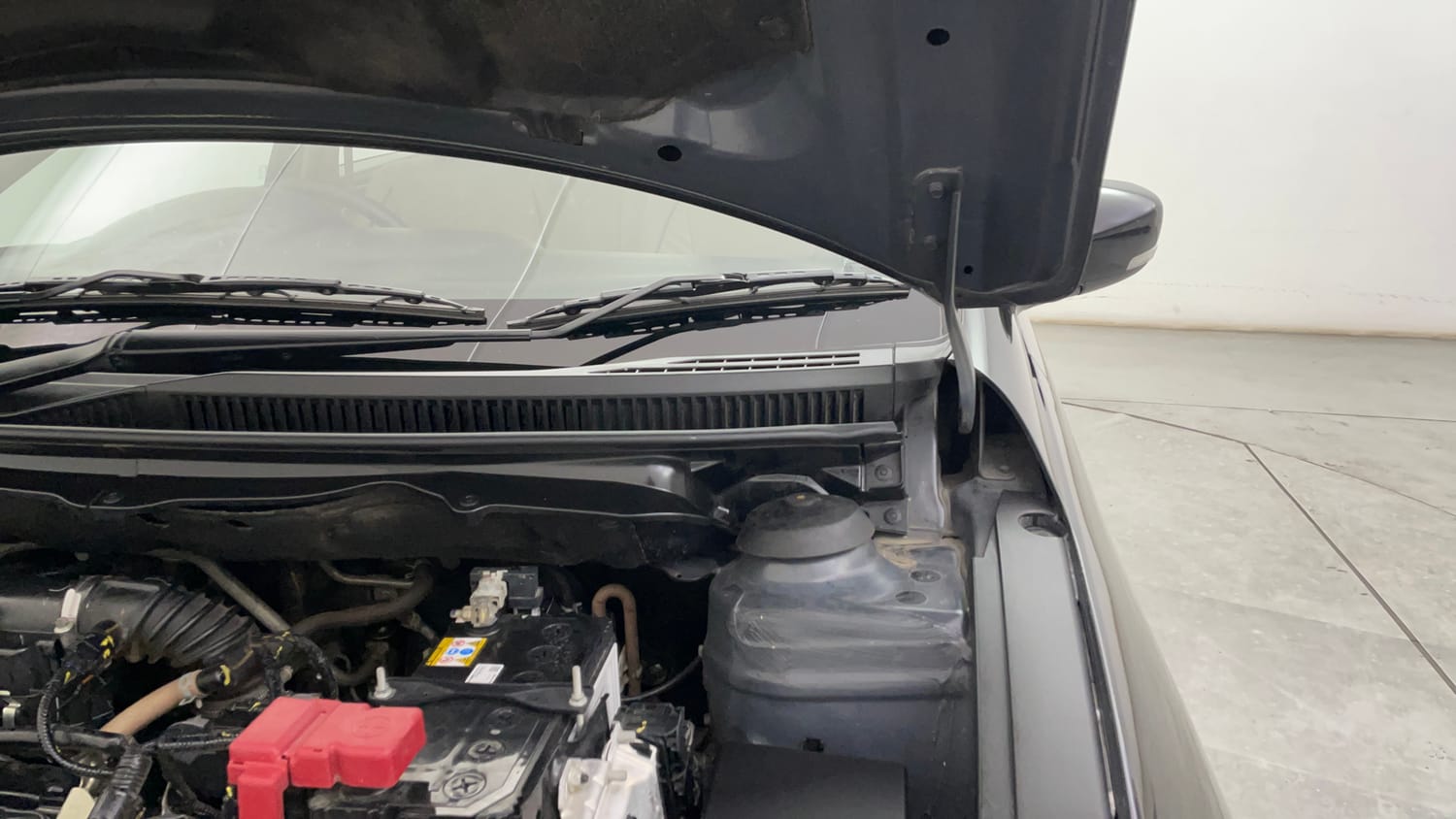 Used 2022 Maruti Suzuki Ciaz Zeta 1.5 Petrol Manual engine ENGINE LEFT SIDE HINGE & APRON VIEW