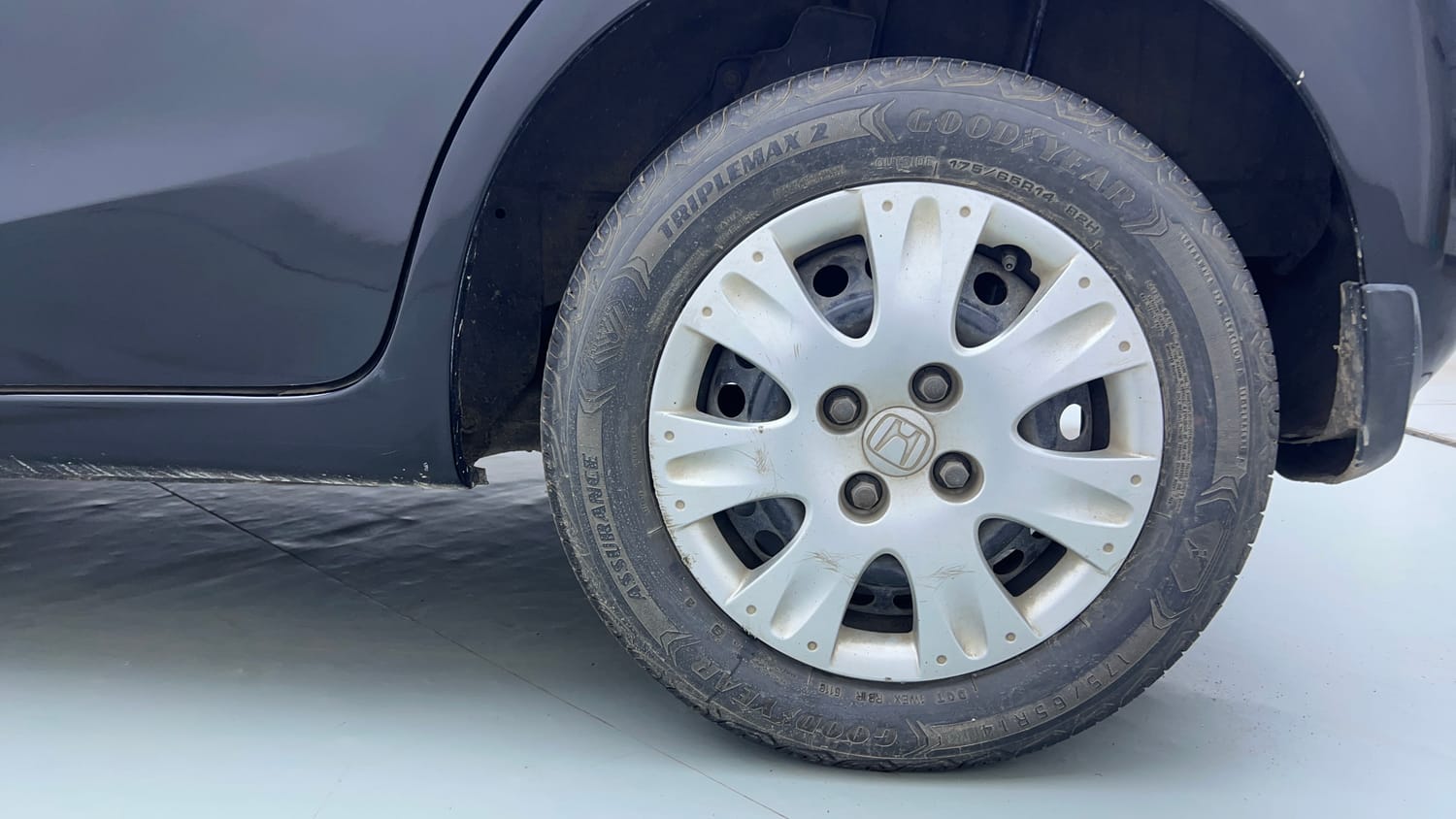 Used 2014 Honda Brio S MT Petrol Manual tyres LEFT REAR TYRE RIM VIEW