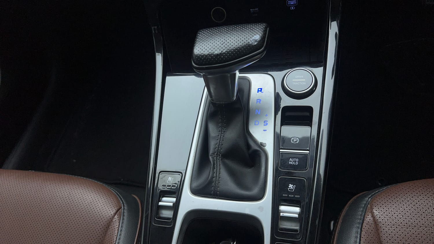 Used 2022 Hyundai Alcazar Signature (O) 6 STR 1.5 Diesel AT Diesel Automatic interior GEAR  KNOB VIEW
