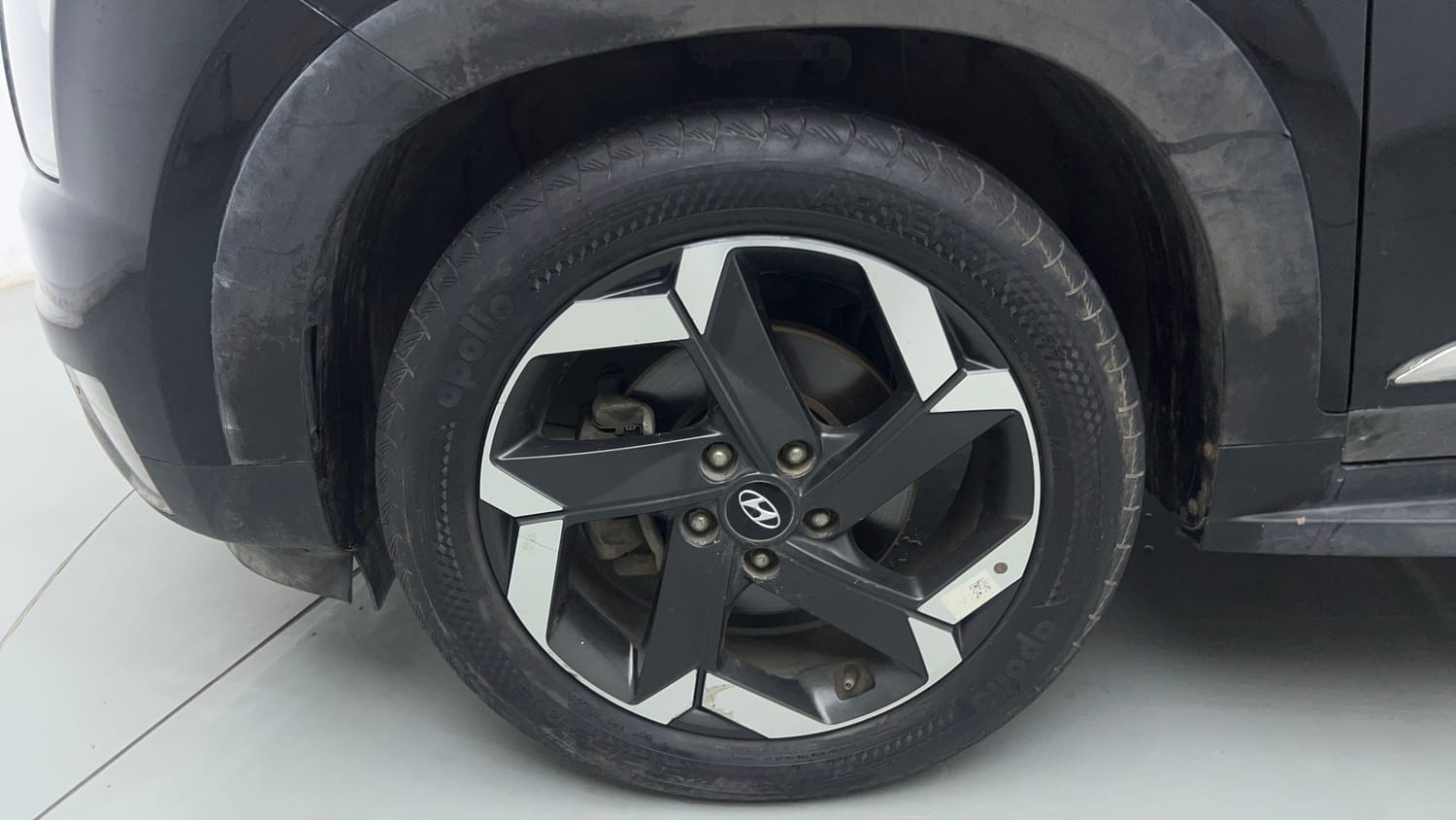 Used 2022 Hyundai Alcazar Signature (O) 6 STR 1.5 Diesel AT Diesel Automatic tyres LEFT FRONT TYRE RIM VIEW