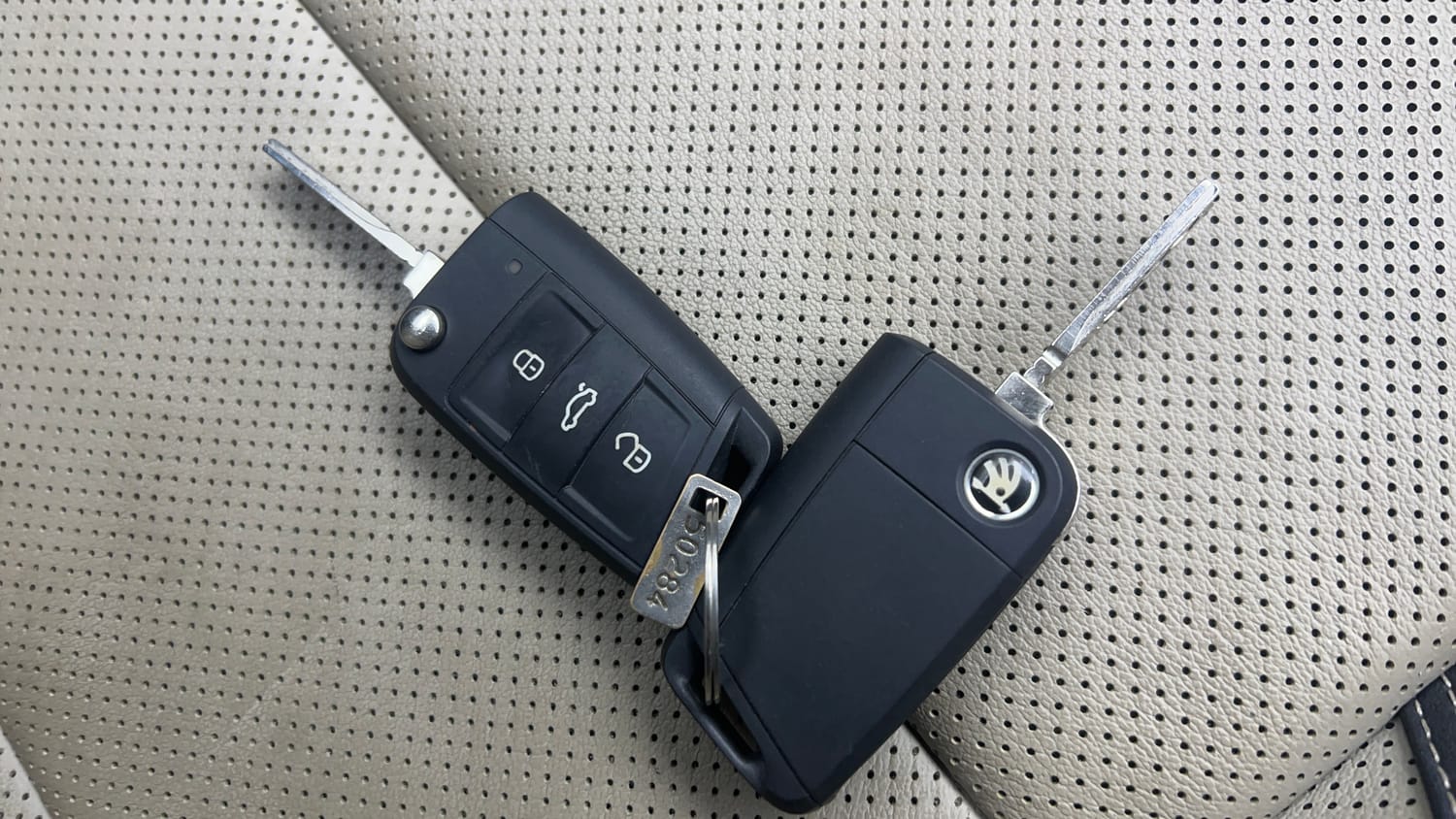 Used 2023 Skoda Slavia Style 1.0L TSI MT Petrol Manual extra CAR KEY VIEW