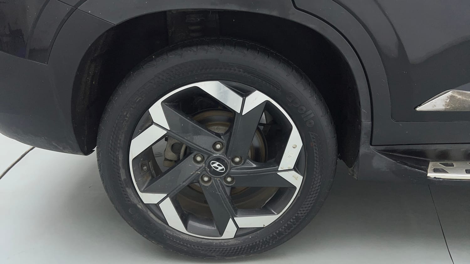Used 2022 Hyundai Alcazar Signature (O) 6 STR 1.5 Diesel AT Diesel Automatic tyres RIGHT REAR TYRE RIM VIEW