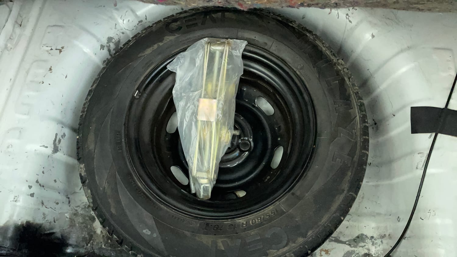 Used 2016 Renault Kwid RXT Petrol Manual tyres SPARE TYRE VIEW