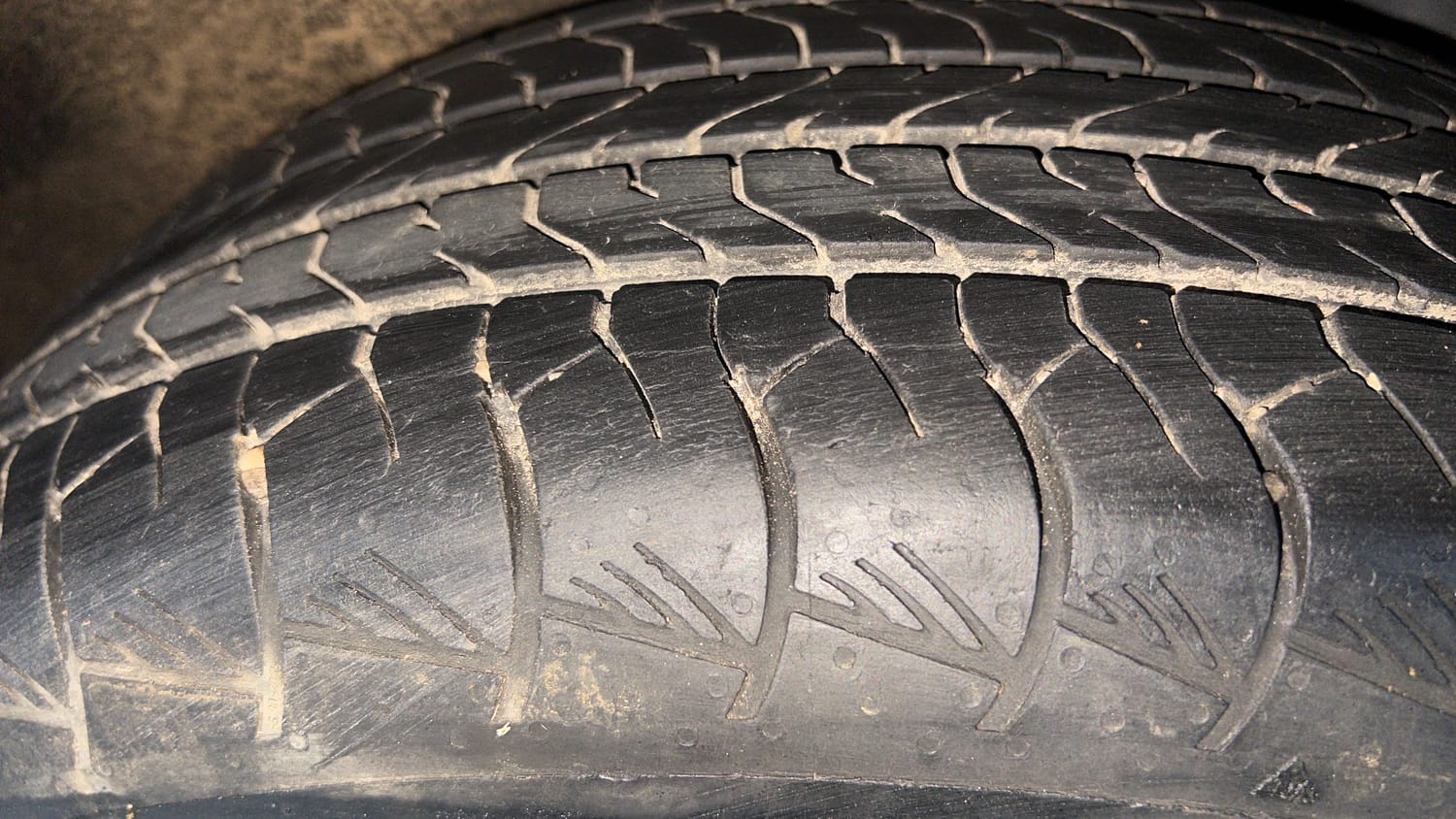 Used 2022 Hyundai Alcazar Signature (O) 6 STR 1.5 Diesel AT Diesel Automatic tyres LEFT REAR TYRE TREAD VIEW