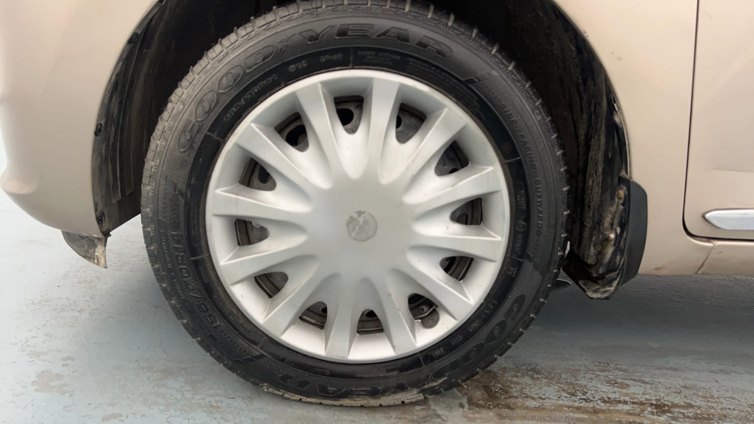 Used 2018 Hyundai Santro Asta Petrol Manual tyres LEFT FRONT TYRE RIM VIEW