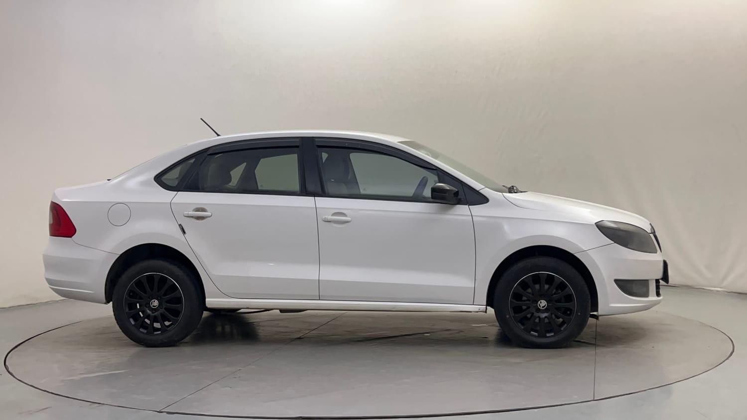 Used 2016 Skoda Rapid 1.5 TDI CR Style Plus AT Diesel Automatic exterior RIGHT SIDE VIEW