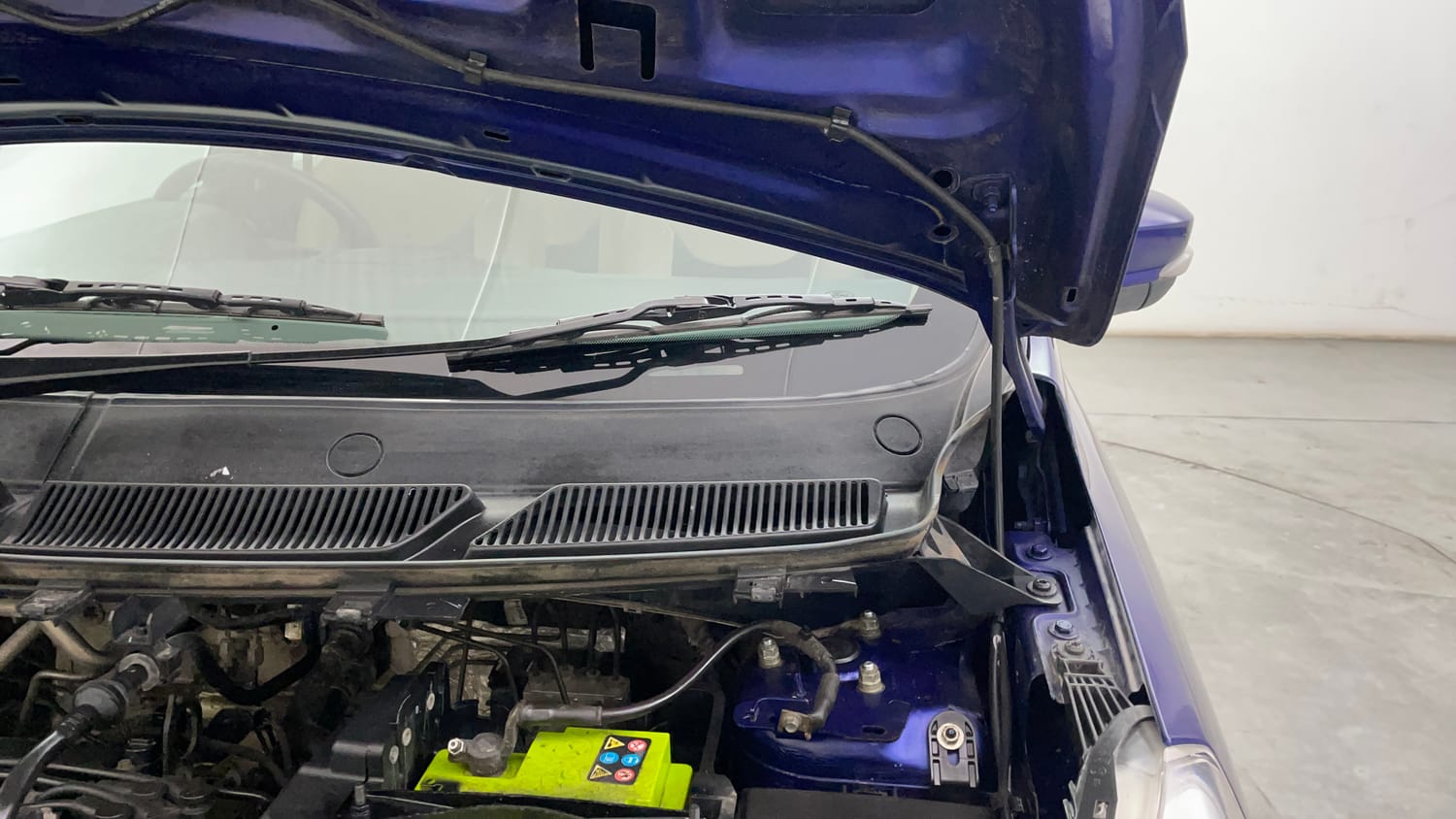 Used 2016 Ford Figo Titanium 1.2 Ti-VCT Petrol Manual engine ENGINE LEFT SIDE HINGE & APRON VIEW