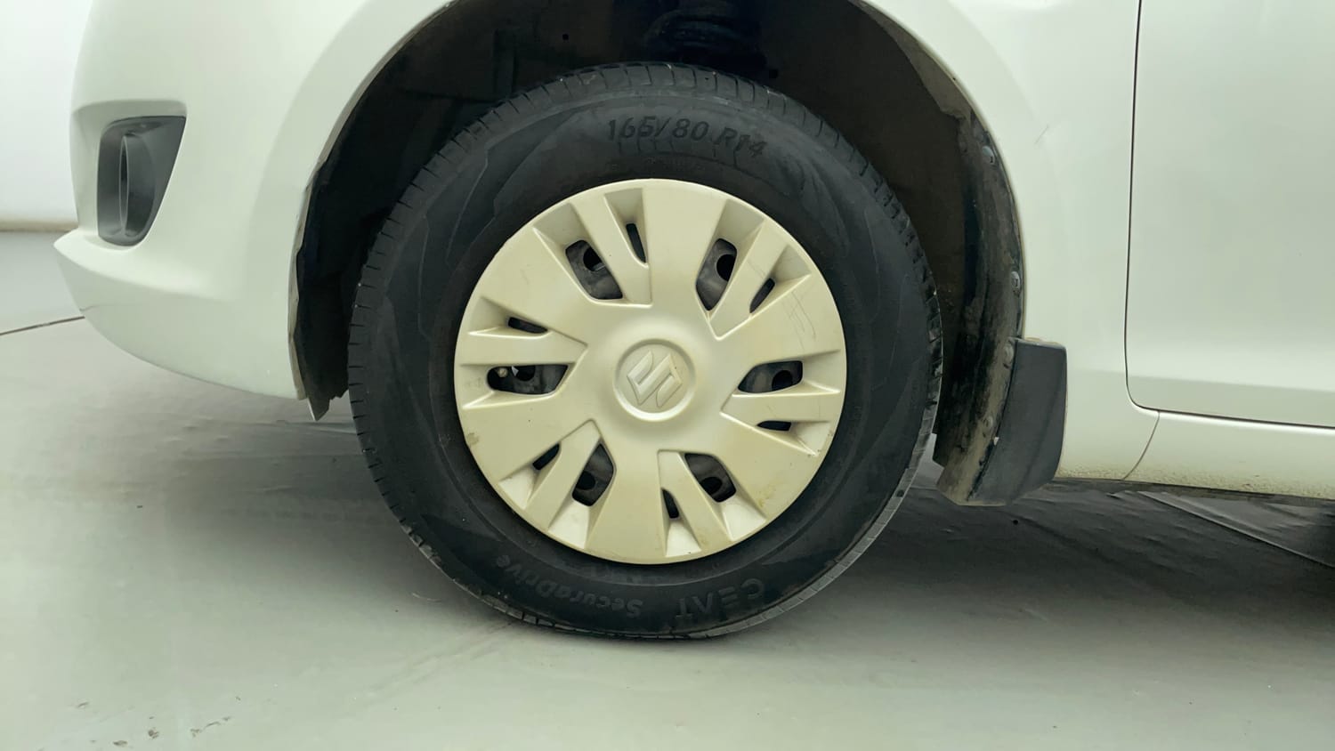 Used 2014 Maruti Suzuki Swift VXi Petrol Manual tyres LEFT FRONT TYRE RIM VIEW