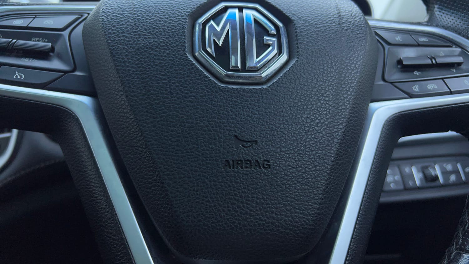 Used 2020 MG Motors Hector Sharp 1.5 DCT Petrol Petrol Automatic top_features Airbags