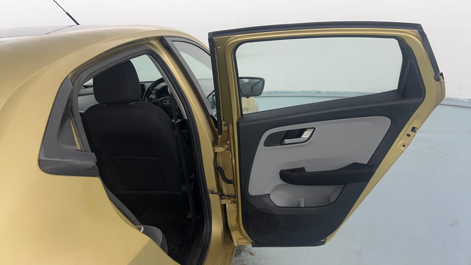 Used 2020 Tata Altroz XZ (O) Petrol Petrol Manual interior RIGHT REAR DOOR OPEN VIEW