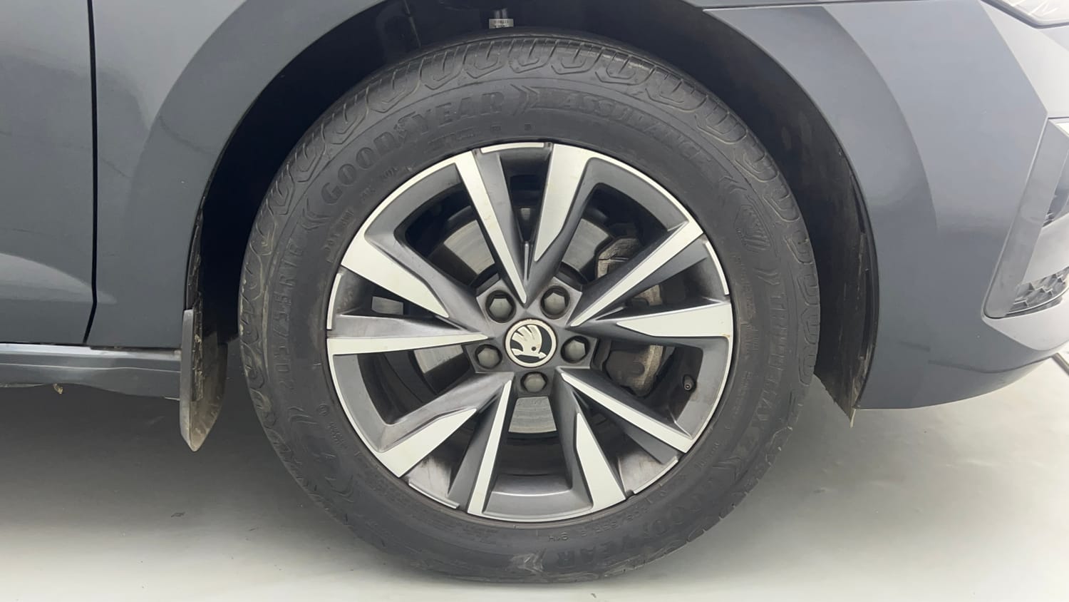 Used 2023 Skoda Slavia Style 1.0L TSI MT Petrol Manual tyres RIGHT FRONT TYRE RIM VIEW