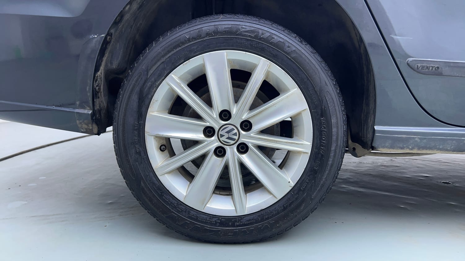 Used 2016 Volkswagen Vento Highline Petrol AT Petrol Automatic tyres RIGHT REAR TYRE RIM VIEW