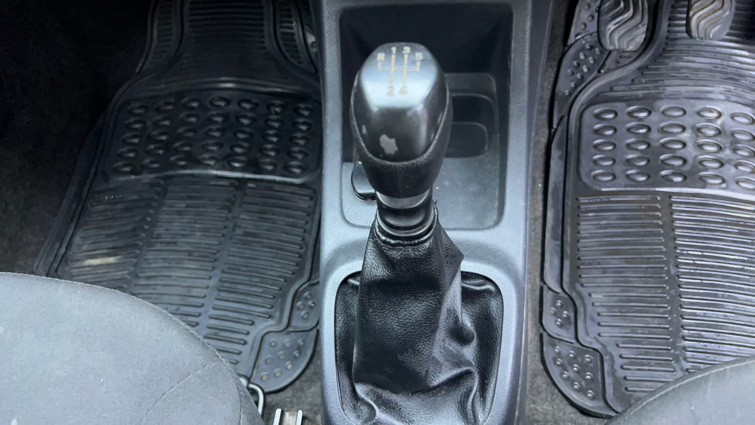 Used 2016 Renault Kwid RXT Petrol Manual interior GEAR  KNOB VIEW