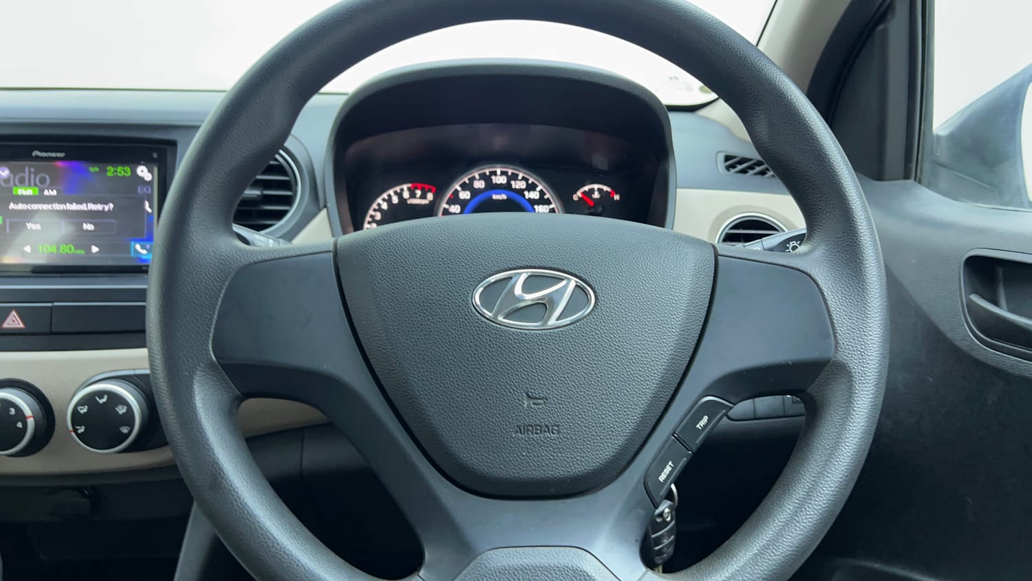 Used 2017 Hyundai Grand i10 Magna AT 1.2 Kappa VTVT Petrol Automatic top_features Steering mounted controls