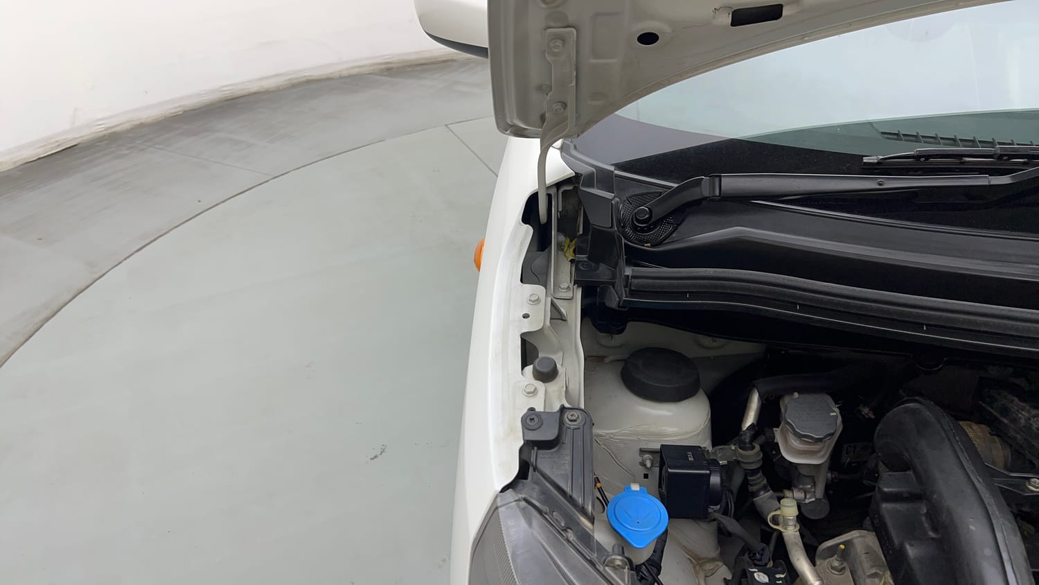 Used 2024 Maruti Suzuki Wagon R VXI 1.0 Petrol Manual engine ENGINE RIGHT SIDE HINGE & APRON VIEW