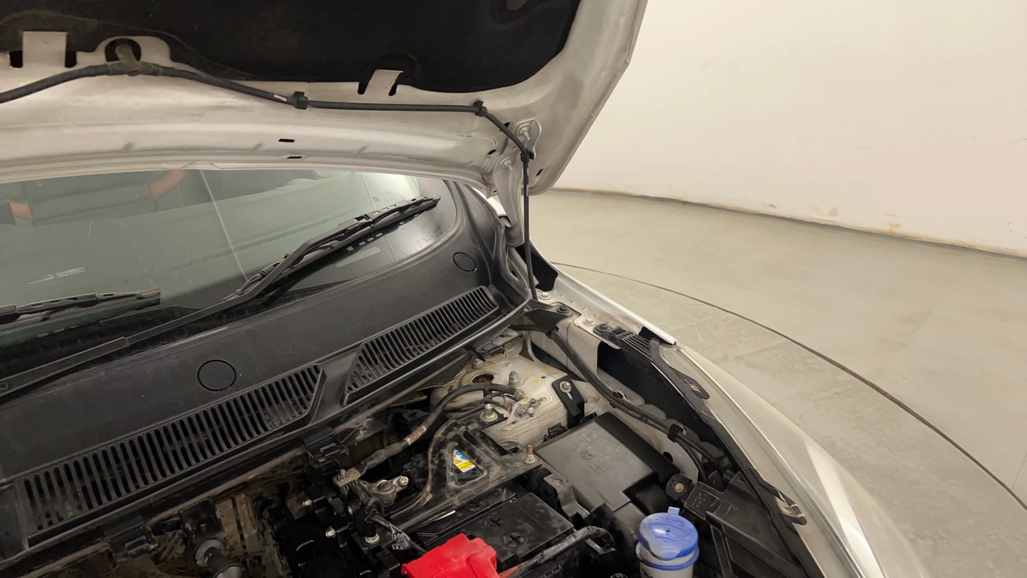 Used 2019 Ford Figo Titanium 1.2 Ti-VCT MT Petrol Manual engine ENGINE LEFT SIDE HINGE & APRON VIEW