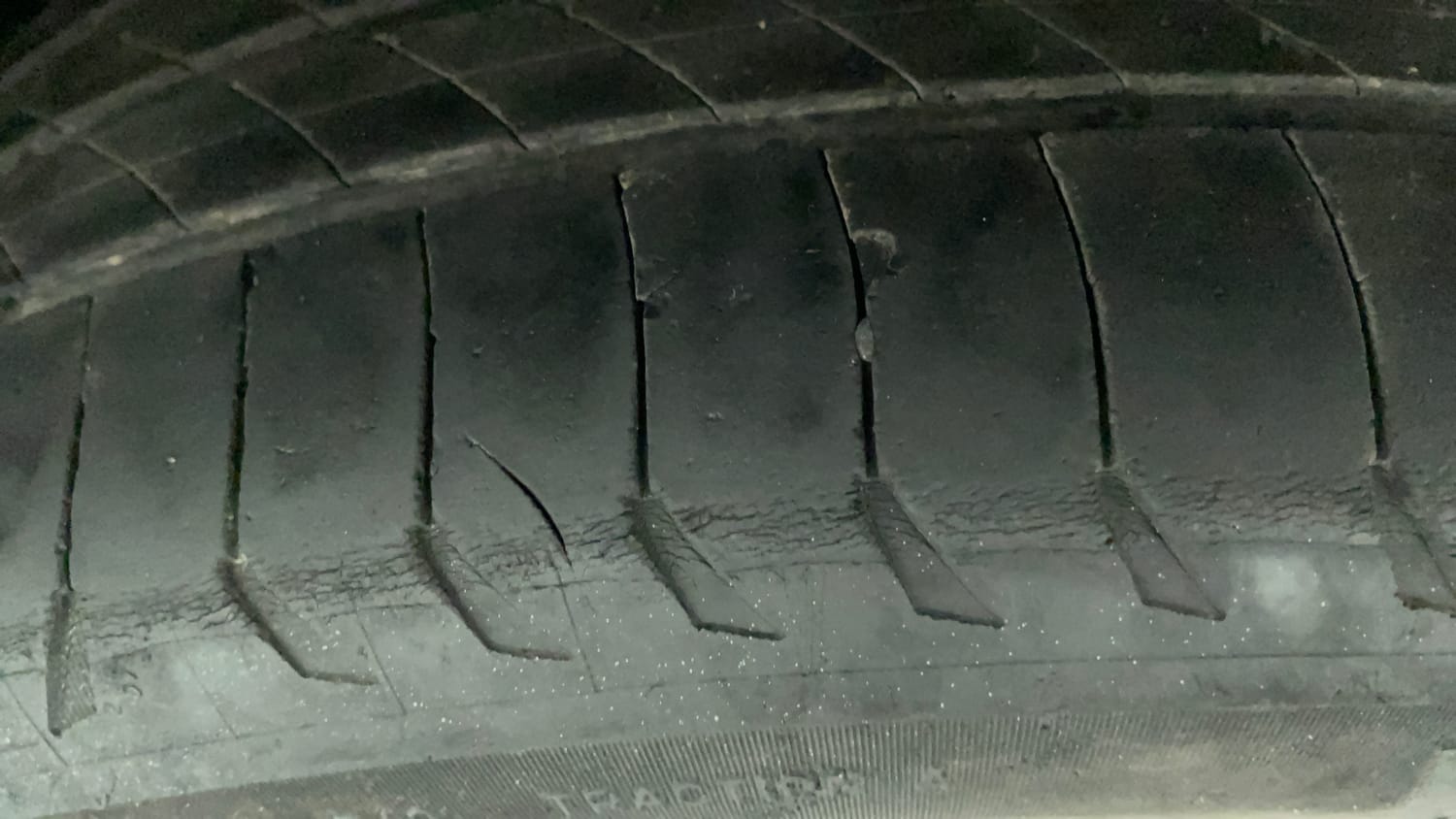 Used 2017 Maruti Suzuki Ciaz Alpha 1.3 Hybrid Diesel Manual tyres LEFT FRONT TYRE TREAD VIEW