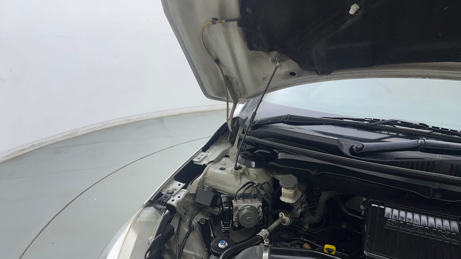 Used 2016 Maruti Suzuki Ciaz VXi+ AT Petrol Automatic engine ENGINE RIGHT SIDE HINGE & APRON VIEW