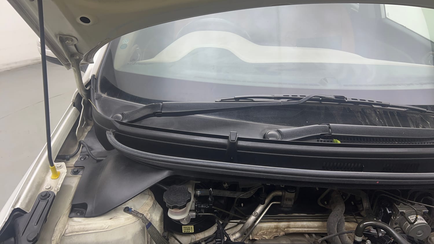 Used 2019 Hyundai Elite i20 Asta 1.2 (O) Petrol Manual engine ENGINE RIGHT SIDE HINGE & APRON VIEW