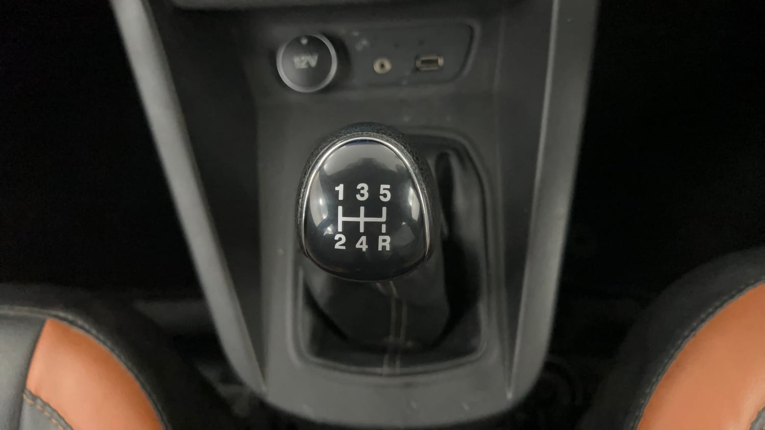 Used 2019 Ford Figo Titanium 1.2 Ti-VCT MT Petrol Manual interior GEAR  KNOB VIEW