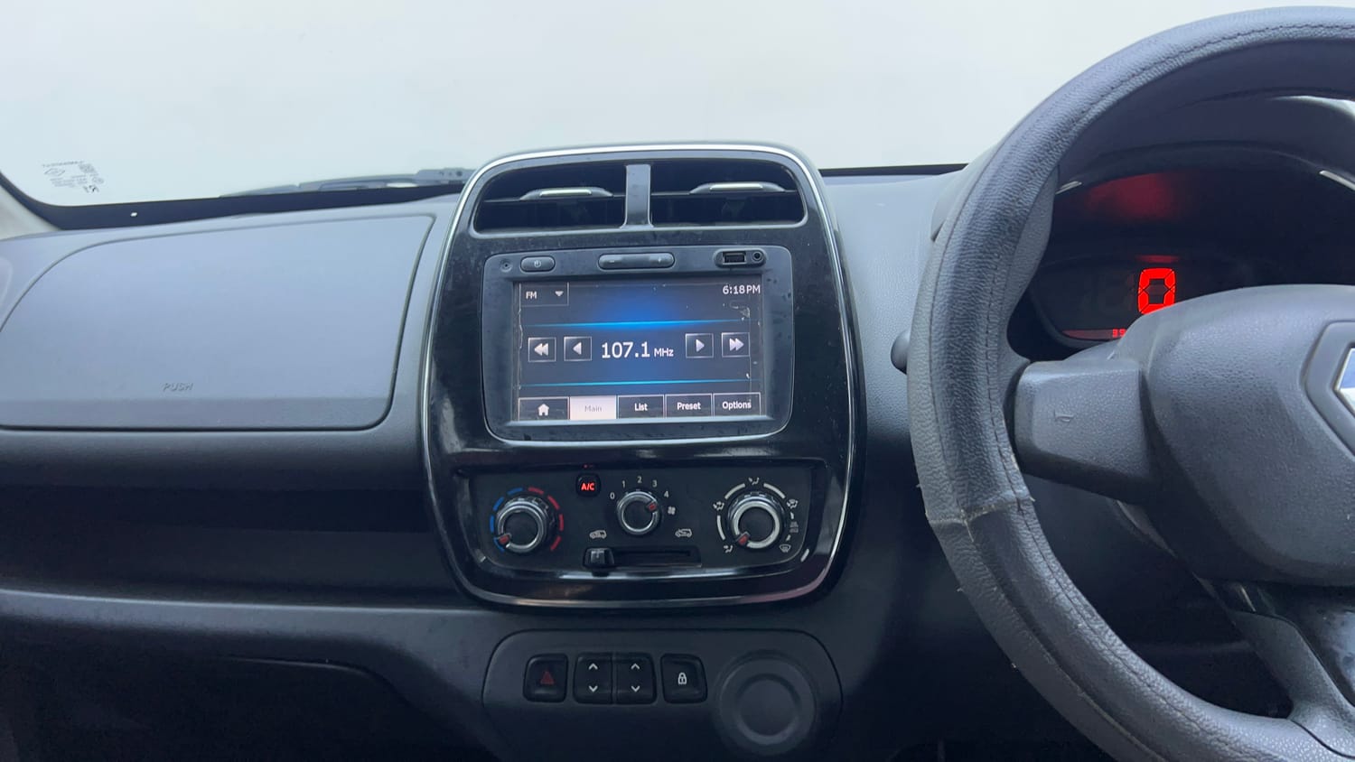 Used 2016 Renault Kwid RXT Petrol Manual interior MUSIC SYSTEM & AC CONTROL VIEW