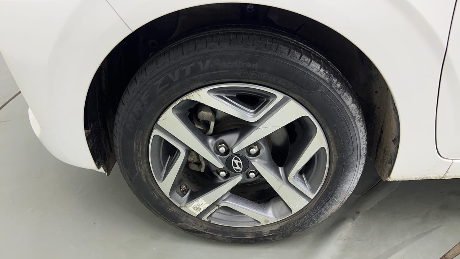 Used 2024 Hyundai Aura SX Plus 1.2 AMT Petrol Petrol Automatic tyres LEFT FRONT TYRE RIM VIEW