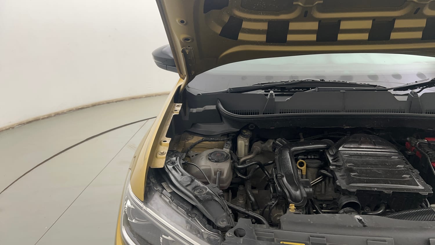Used 2022 Volkswagen Taigun Topline 1.0 TSI MT Petrol Manual engine ENGINE RIGHT SIDE HINGE & APRON VIEW