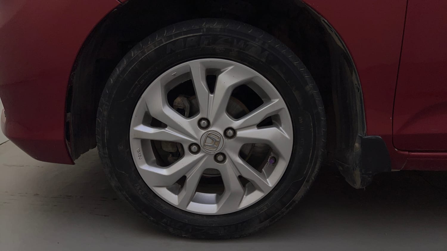 Used 2019 Honda Amaze 1.2 VX CVT Petrol Petrol Automatic tyres LEFT FRONT TYRE RIM VIEW