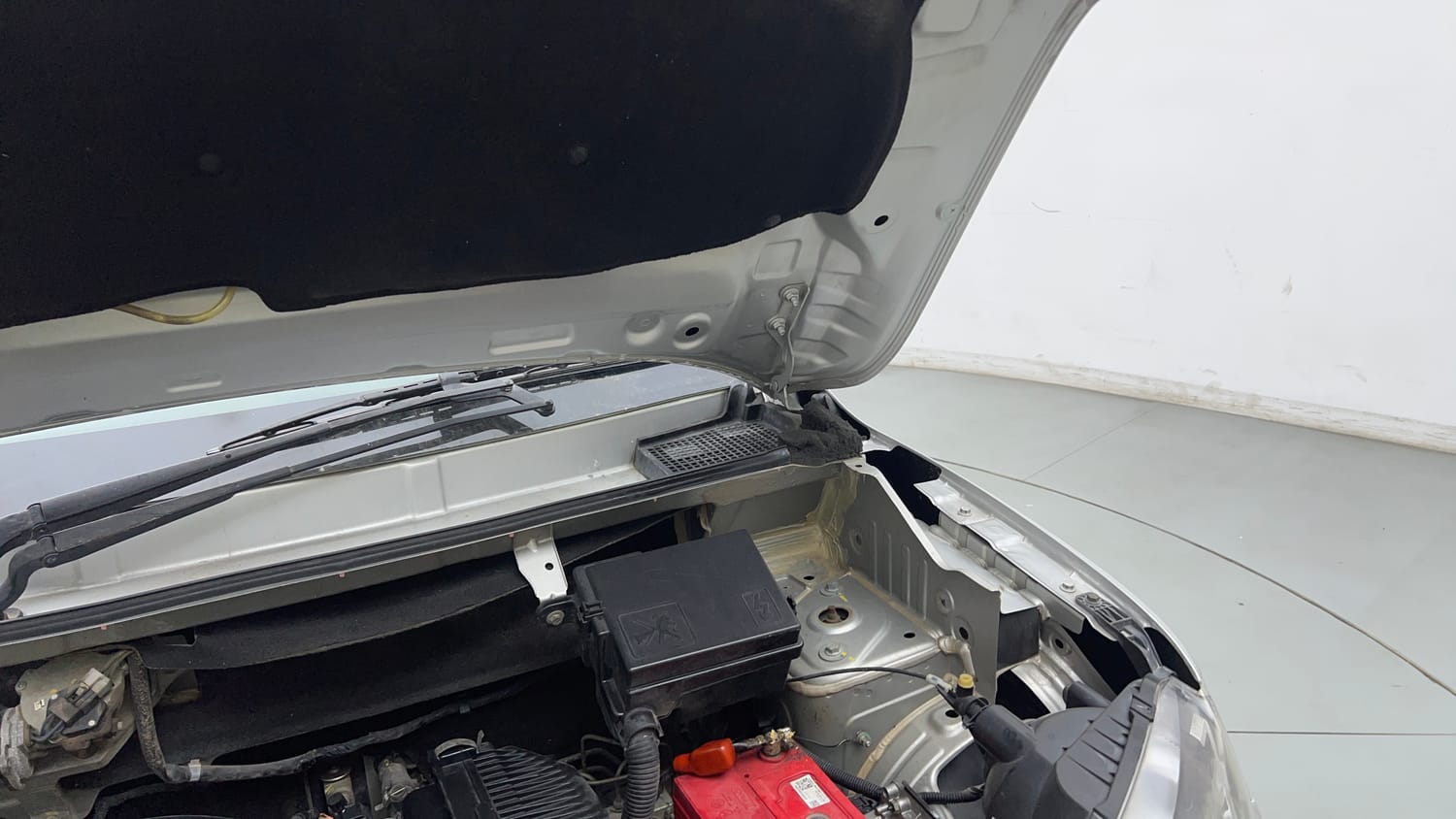 Used 2020 Renault Kwid 1.0 RXT AMT Opt Petrol Automatic engine ENGINE LEFT SIDE HINGE & APRON VIEW