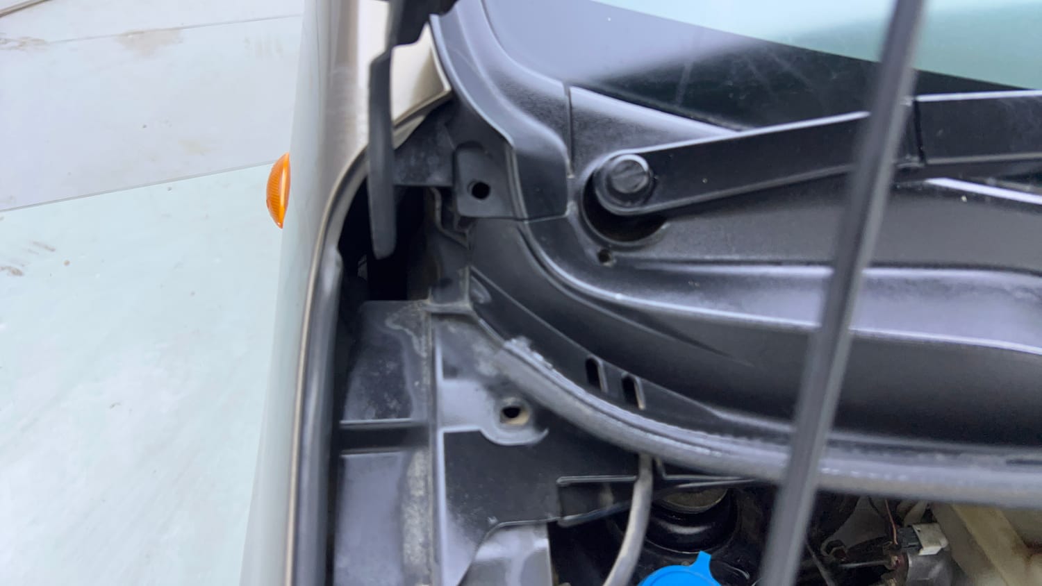 Used 2013 Maruti Suzuki Wagon R VXI Petrol Manual engine ENGINE RIGHT SIDE HINGE & APRON VIEW