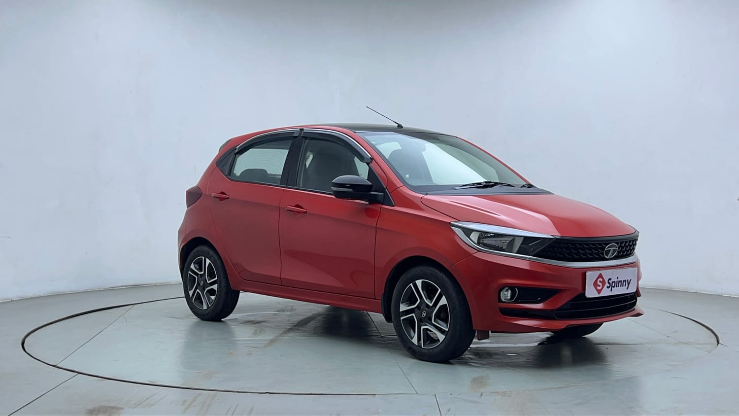 Used 2020 Tata Tiago XZA Plus Dual Tone Petrol Automatic exterior RIGHT FRONT CORNER VIEW