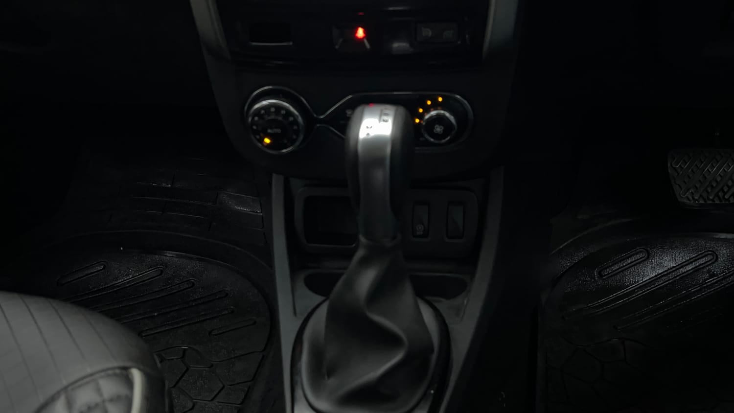 Used 2021 Renault Duster RXZ 1.3 Turbo Petrol CVT Petrol Automatic interior GEAR  KNOB VIEW