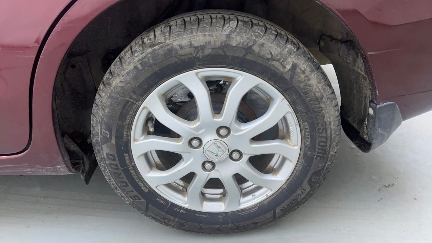 Used 2015 Honda Amaze 1.2 VX  (O)  i-VTEC Petrol Manual tyres LEFT REAR TYRE RIM VIEW