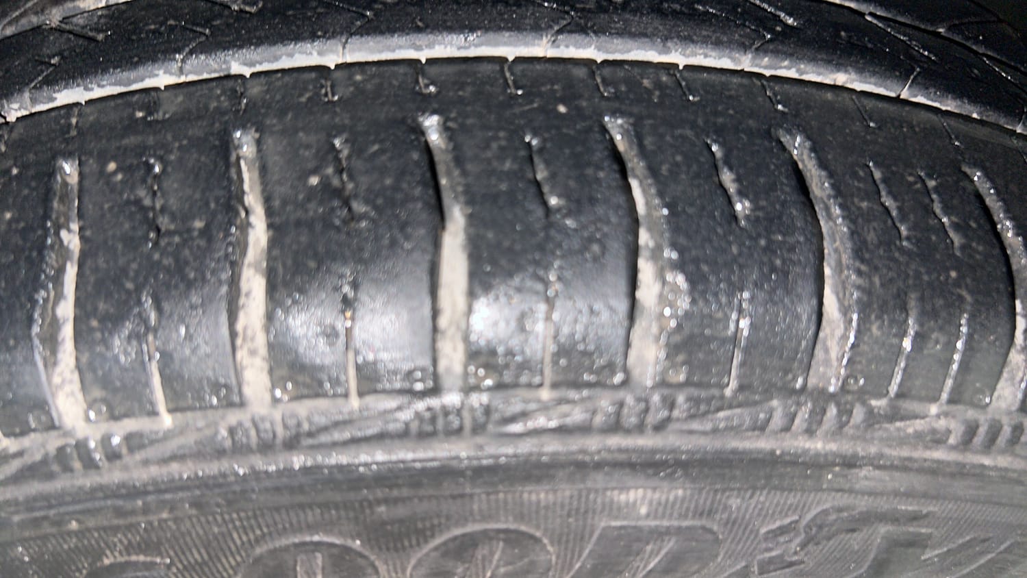 Used 2016 Ford Figo Titanium 1.5 Ti-VCT AT Petrol Automatic tyres RIGHT FRONT TYRE TREAD VIEW