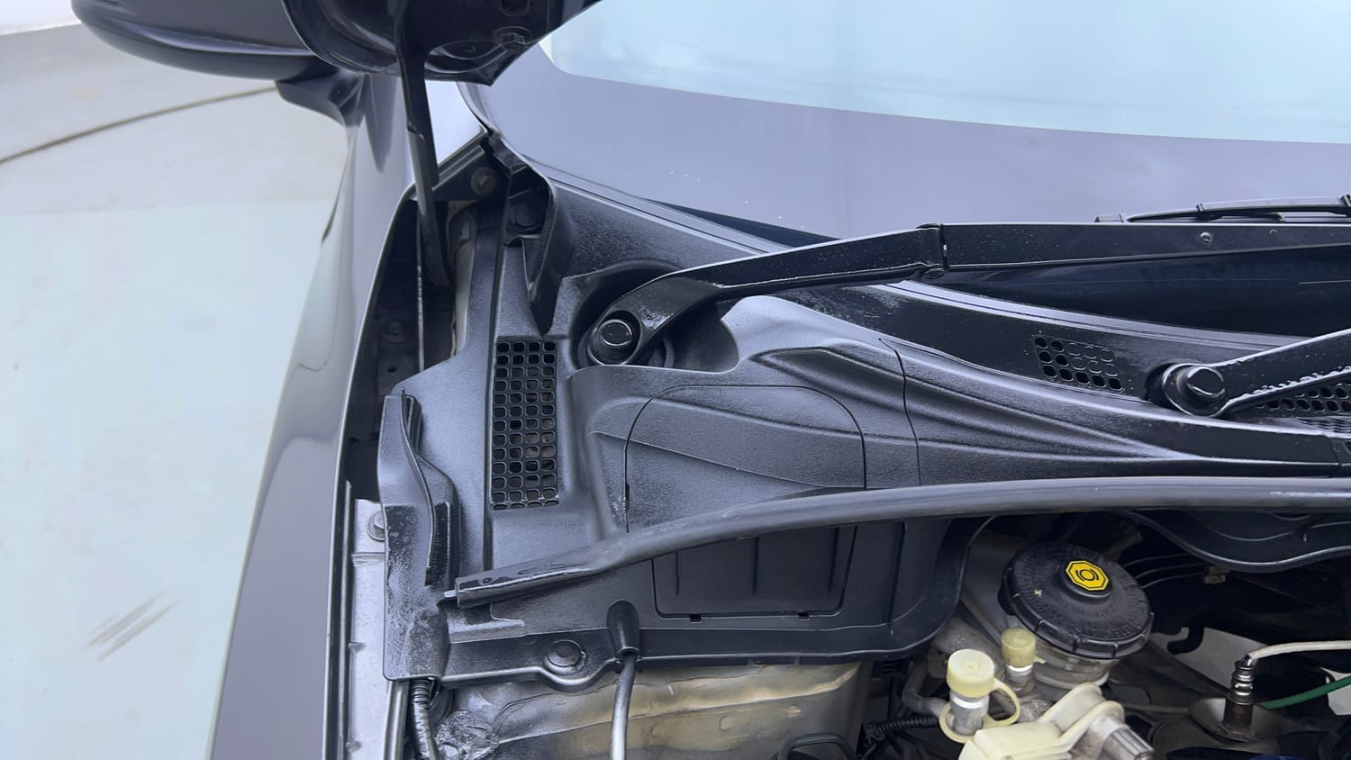 Used 2018 Honda City V Petrol Petrol Manual engine ENGINE RIGHT SIDE HINGE & APRON VIEW