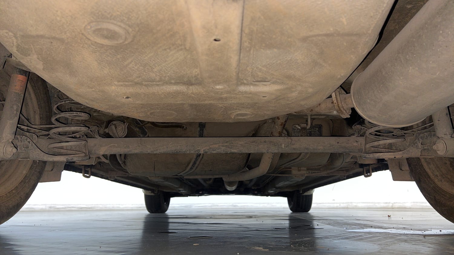 Used 2016 Maruti Suzuki Ciaz VXi+ AT Petrol Automatic extra REAR UNDERBODY VIEW (TAKEN FROM REAR)