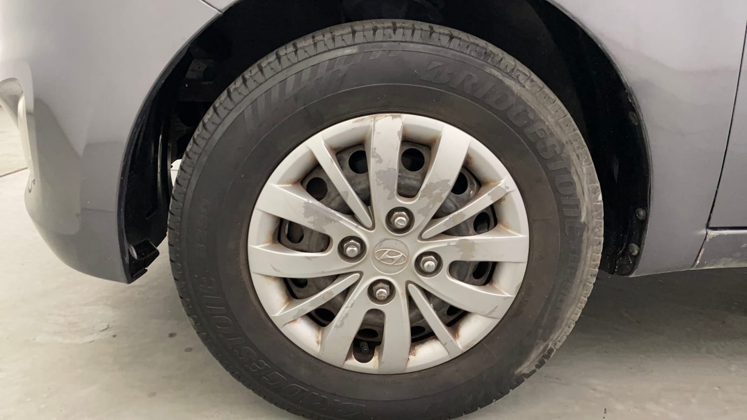 Used 2016 Hyundai i10 Sportz 1.1 iRDE2 Petrol Manual tyres LEFT FRONT TYRE RIM VIEW