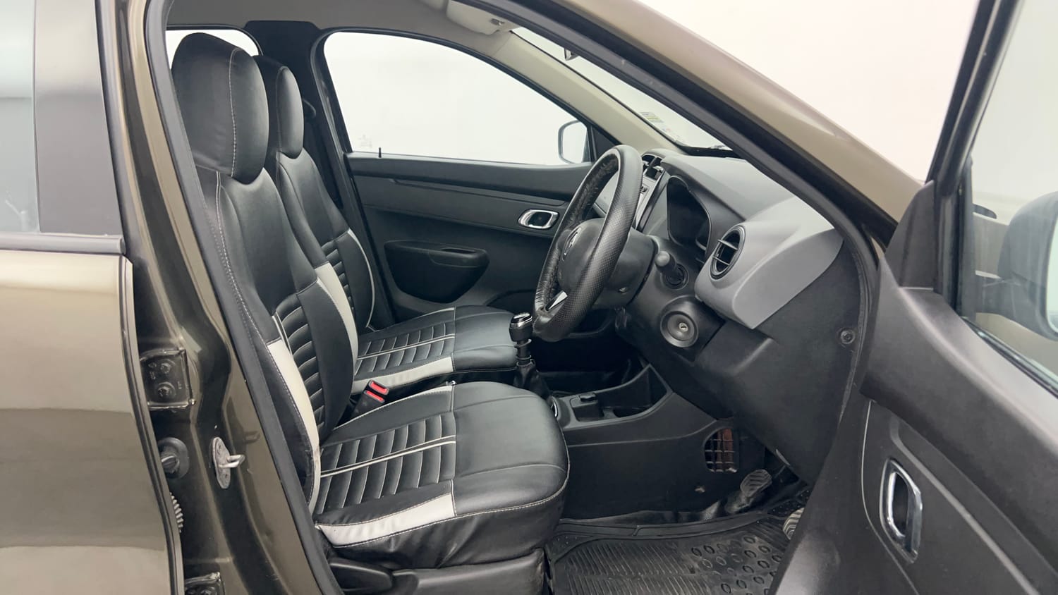 Used 2019 Renault Kwid RXT (O) 1.0 SCE Edition Petrol Manual interior RIGHT SIDE FRONT DOOR CABIN VIEW