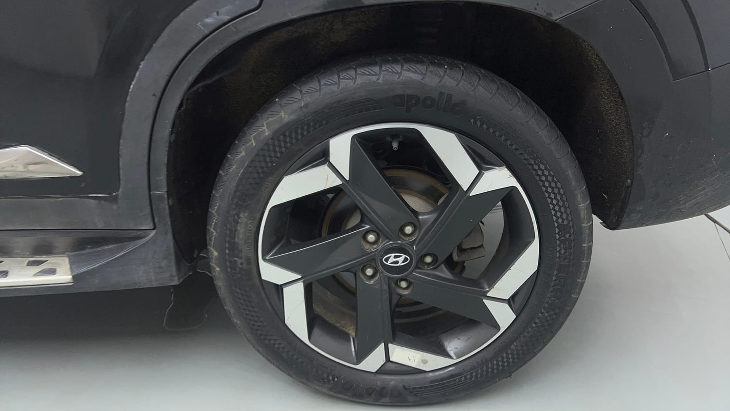 Used 2022 Hyundai Alcazar Signature (O) 6 STR 1.5 Diesel AT Diesel Automatic tyres LEFT REAR TYRE RIM VIEW