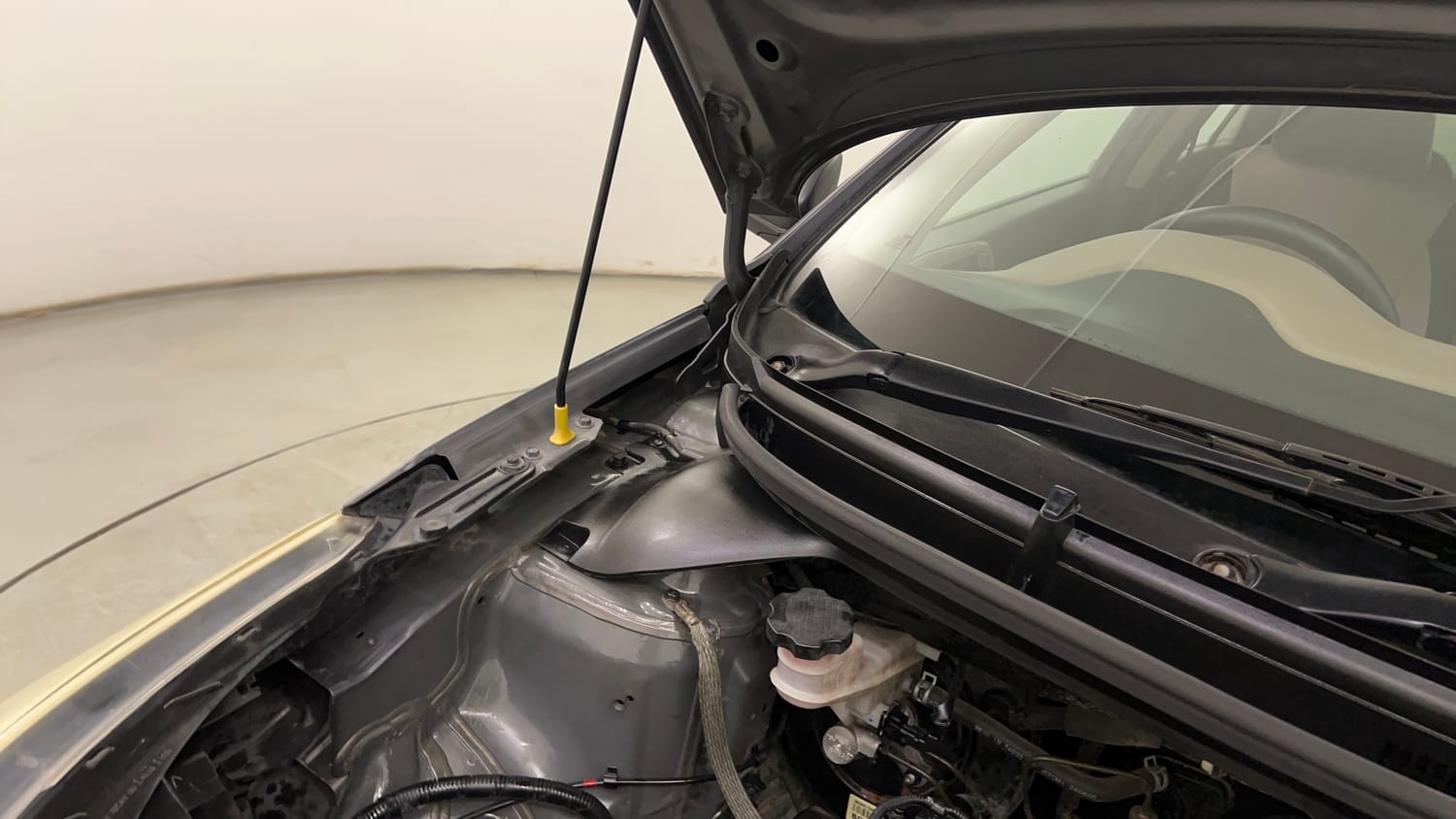 Used 2017 Hyundai Elite i20 Sportz 1.2 Petrol Manual engine ENGINE RIGHT SIDE HINGE & APRON VIEW