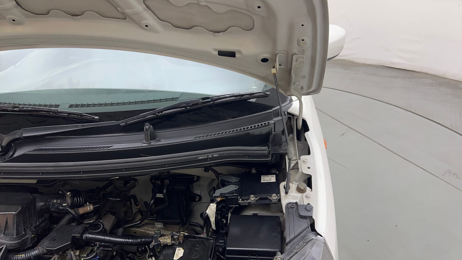 Used 2024 Maruti Suzuki Wagon R VXI 1.0 Petrol Manual engine ENGINE LEFT SIDE HINGE & APRON VIEW