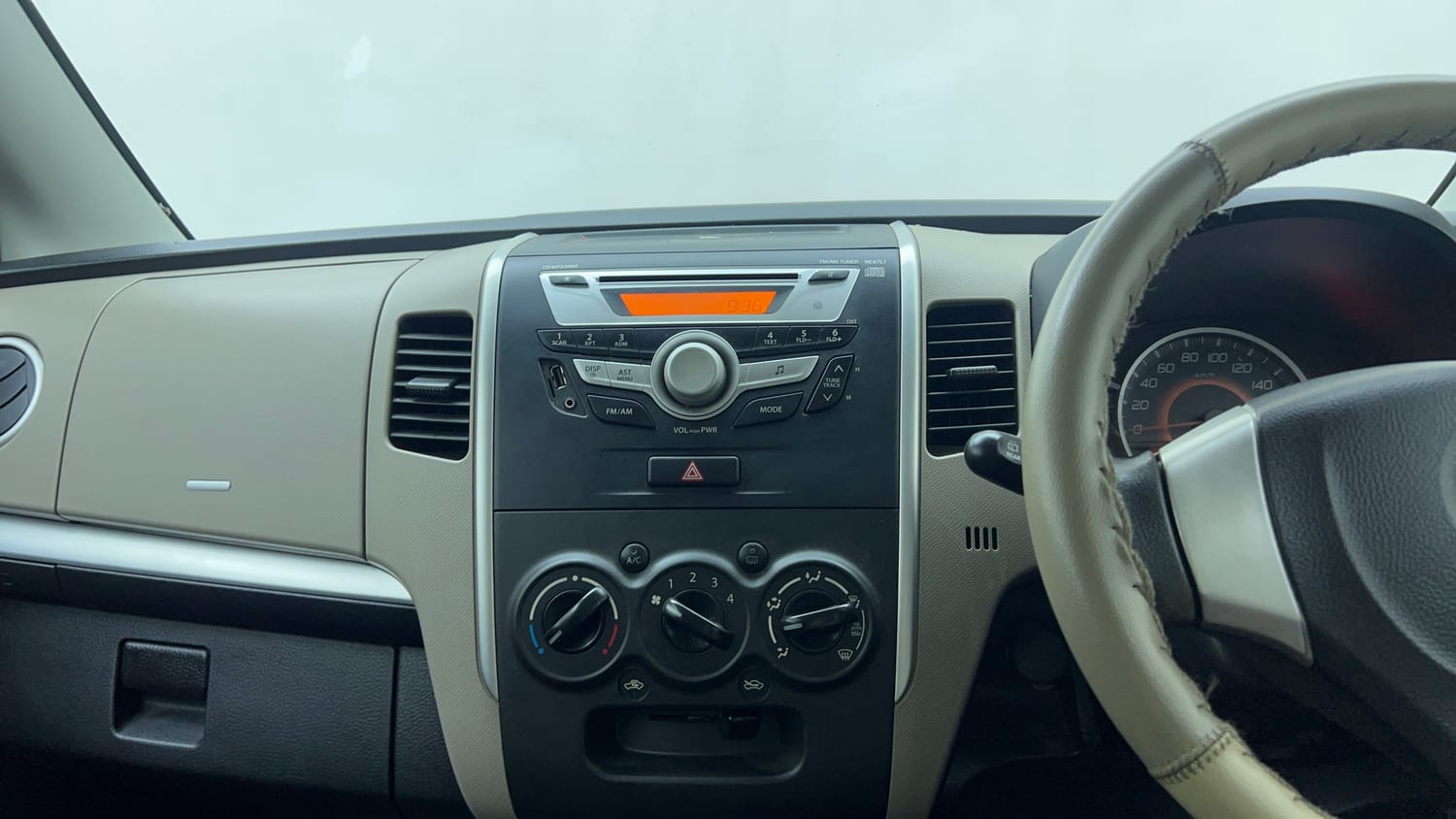 Used 2013 Maruti Suzuki Wagon R VXI Petrol Manual top_features Integrated (in-dash) music system